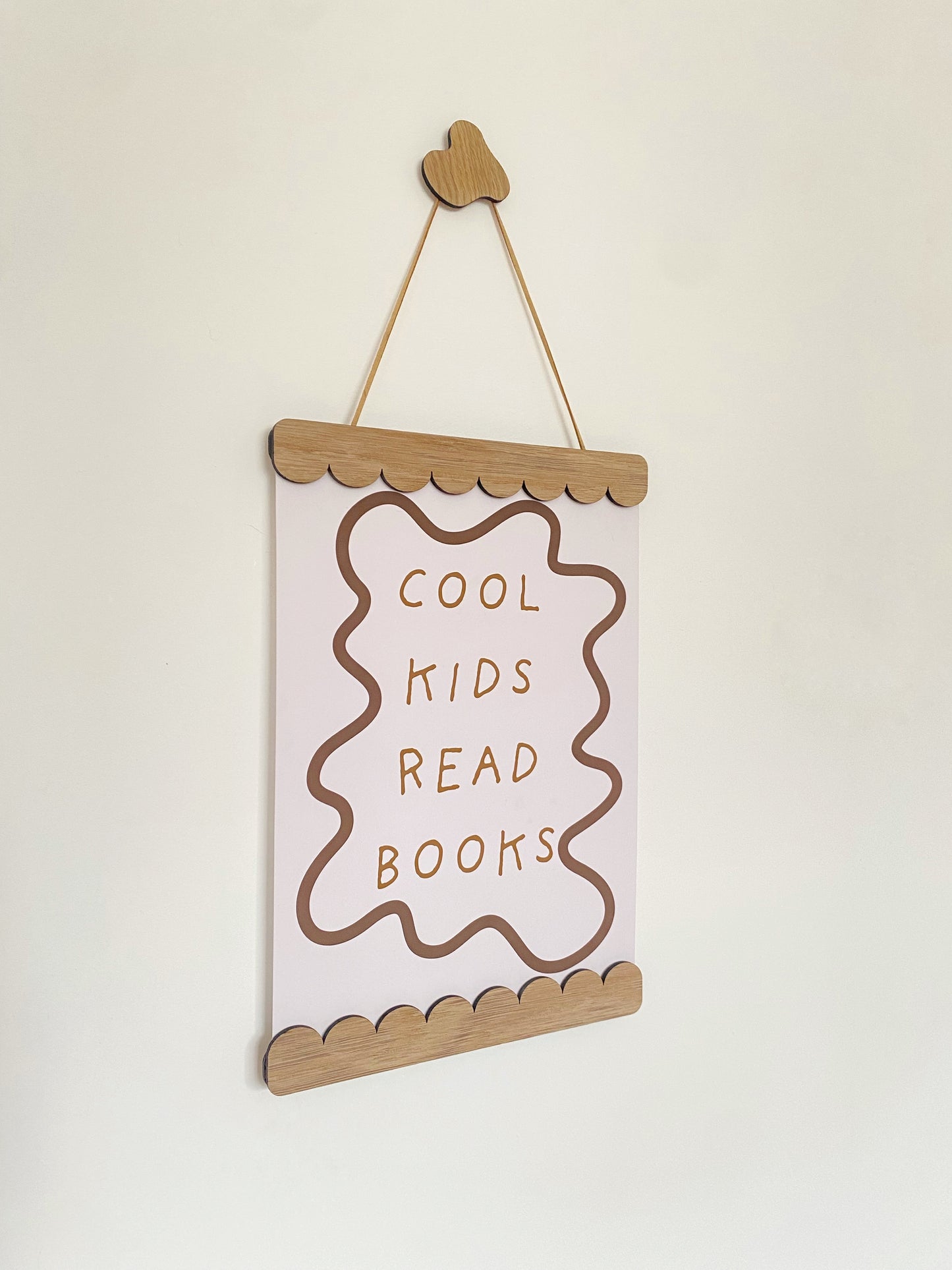 Scalloped Oak Magnetic Picture Frame